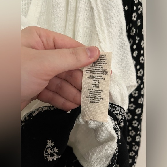 Free People $98 Auxton Thermal Waffle Black White Floral Print Oversized Top XS - Picture 4 of 5